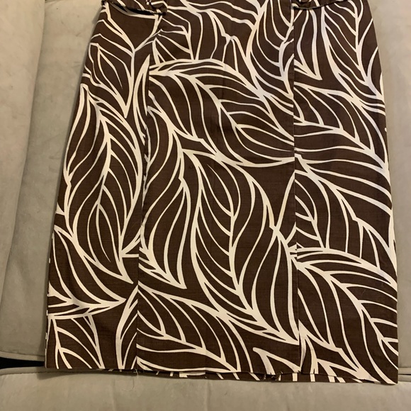 Brown knee length skirt with leaf patterns. - Picture 1 of 4